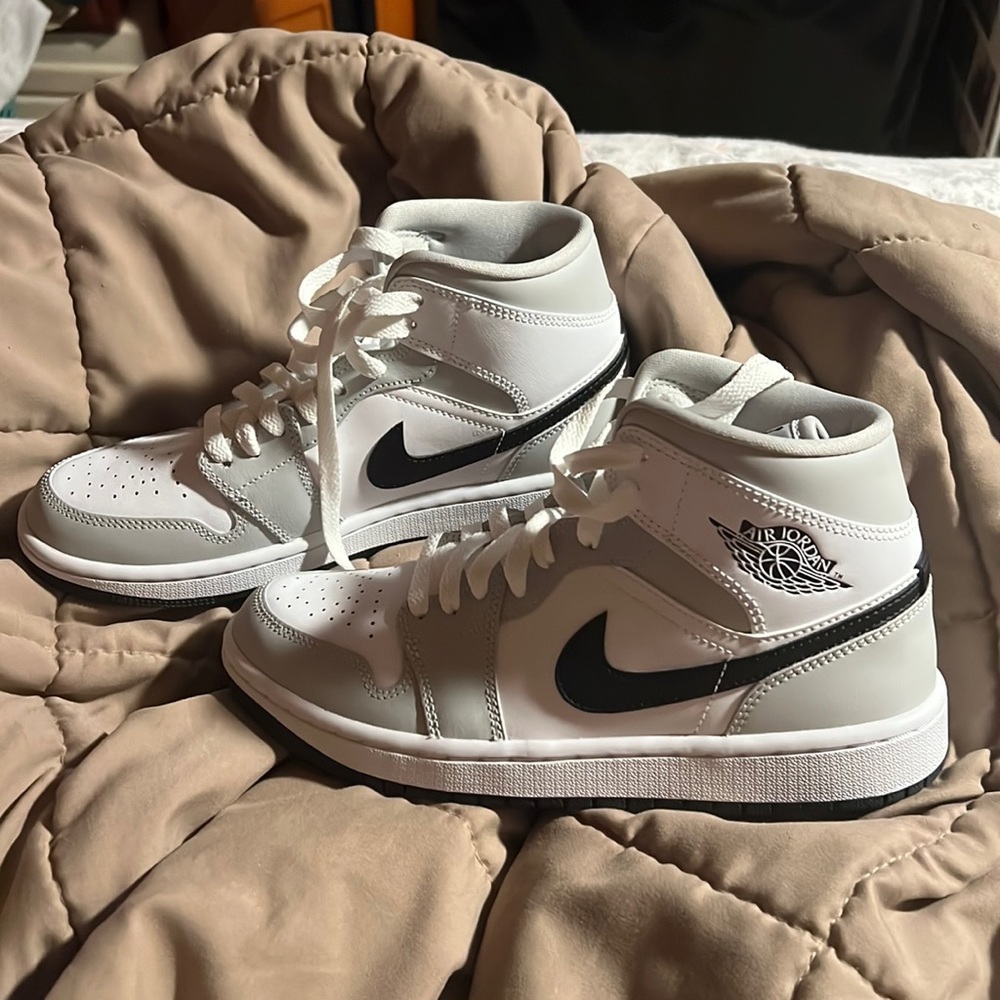 Women’s Nike Air Jordan 1 Mid “Grey Fog”
